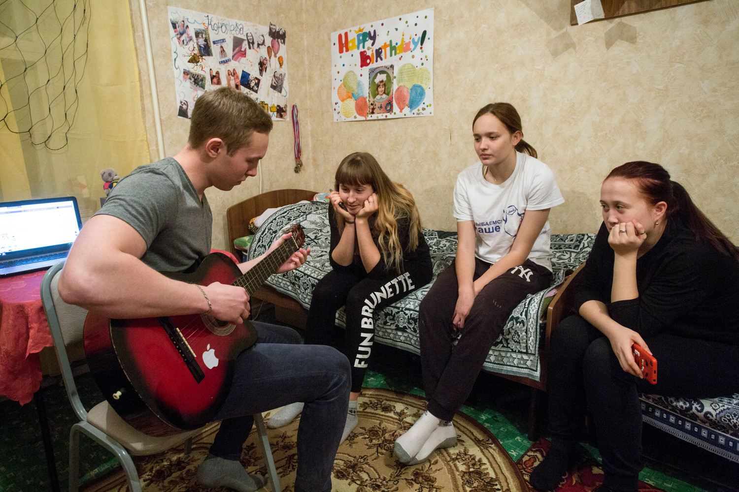Русские студенты в кресле