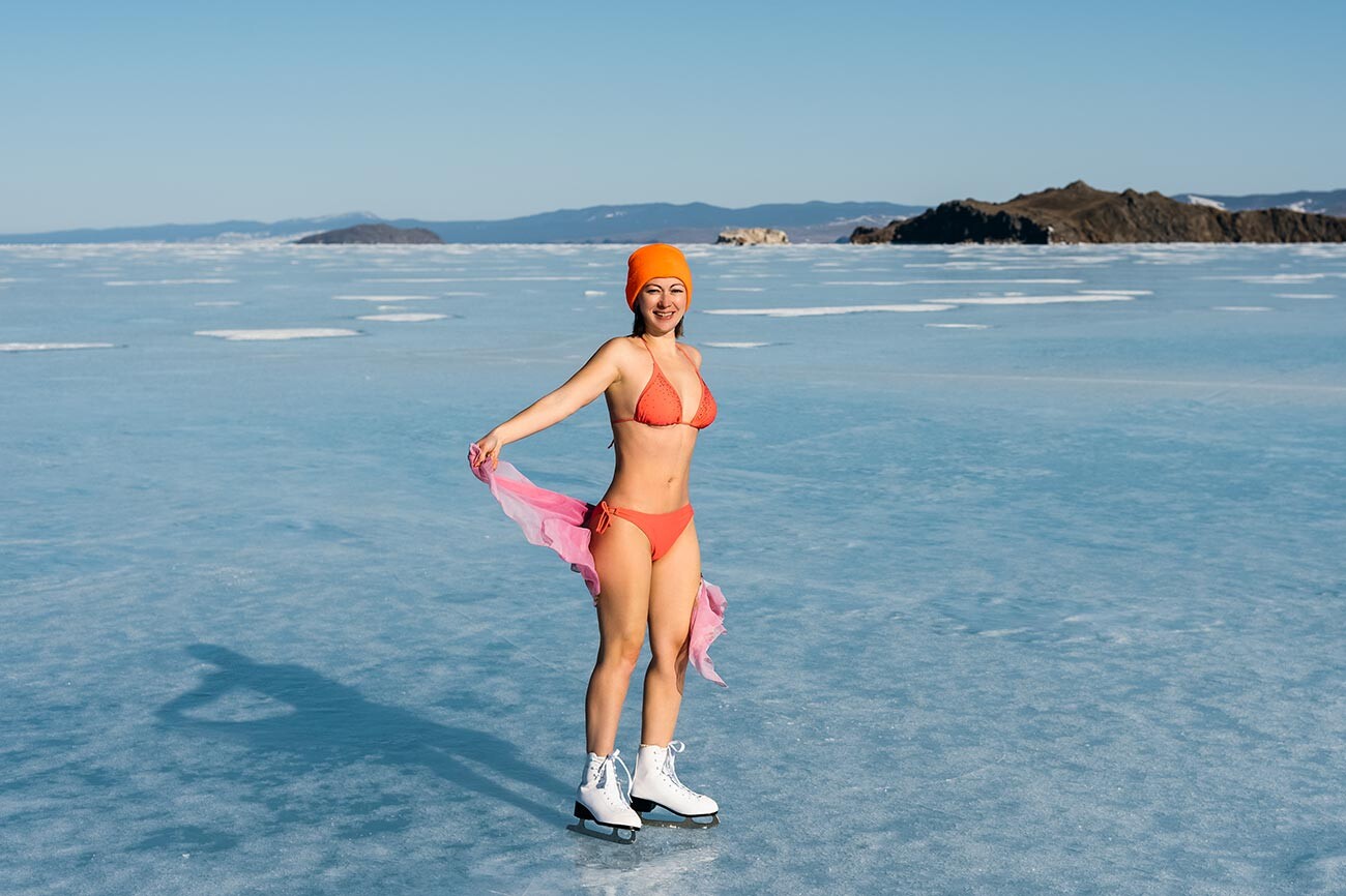 Сексуальная голая девушка собирается кататься на коньках