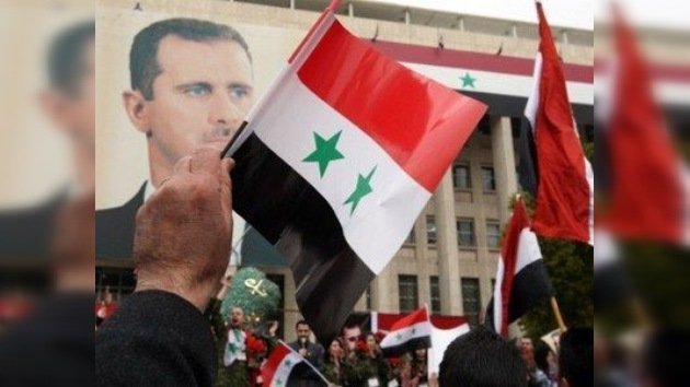 Embajador sirio: "Bashar al Assad no se irá, los 'Amigos de Siria' financian terroristas"
