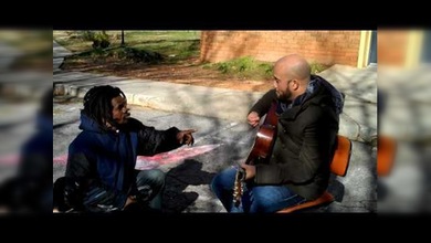 Un vagabundo se une a la grabación de un clip y forma un 'dúo perfecto'