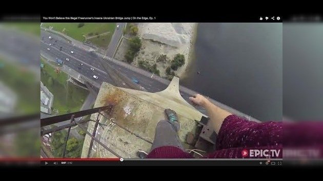 Con la adrenalina a tope: un joven 'hombre araña' conquista lo más alto del puente Moscú en Kiev