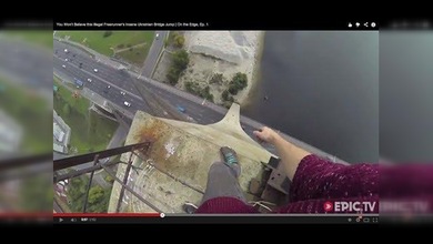 Con la adrenalina a tope: un joven 'hombre araña' conquista lo más alto del puente Moscú en Kiev