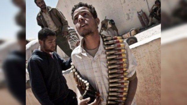 Francia provee de armas a los rebeldes libios sin consultarlo con la OTAN