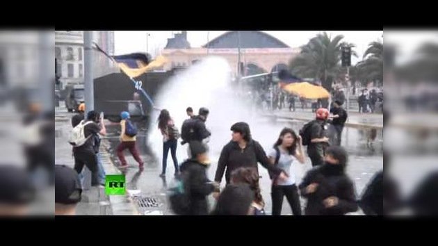 Violentos enfrentamientos dejan cientos de detenidos durante una protesta estudiantil en Chile