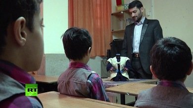 ¿Androide y musulmán?: Un maestro iraní enseña a sus alumnos a rezar con un robot