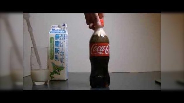 ¿Qué sucede si mezclamos leche con Coca-Cola?