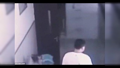Un profesor chino arrastra y golpea a una alumna