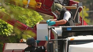 La policía desactiva la 'casa explosiva' del asesino del cine