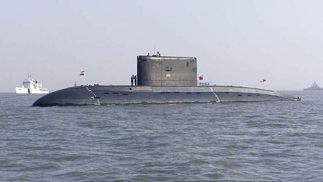 VIDEO: Se incendia un submarino con 18 marineros a bordo en la base de Mumbai