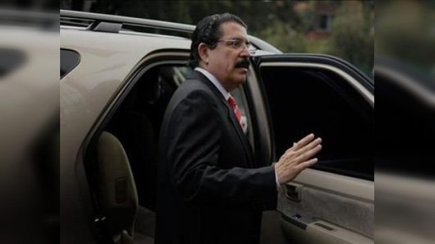 Zelaya niega que haya negociaciones sobre su retorno a Honduras