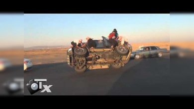 Sin parar el auto: cambian las ruedas de forma tan acrobática como espectacular