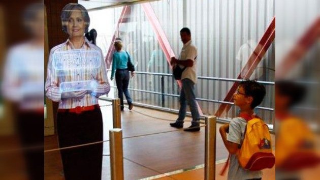 Empleados-holograma en el aeropuerto de Orly: no se moleste en alzarles la voz