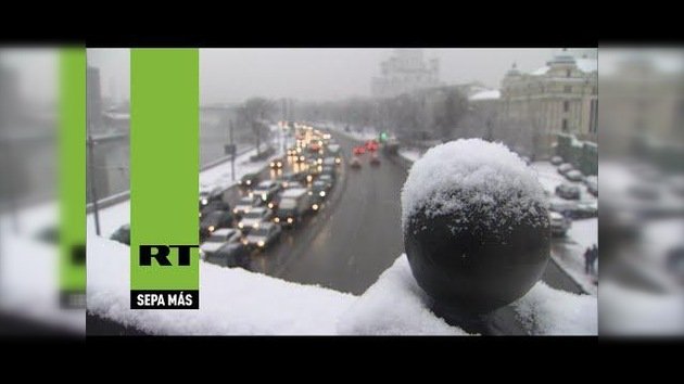 Una gran nevada cubre Moscú