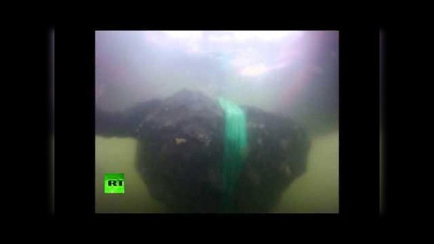 PRIMERAS IMÁGENES: Buzos rusos sacan del agua el fragmento más grande del meteorito de Cheliábinsk