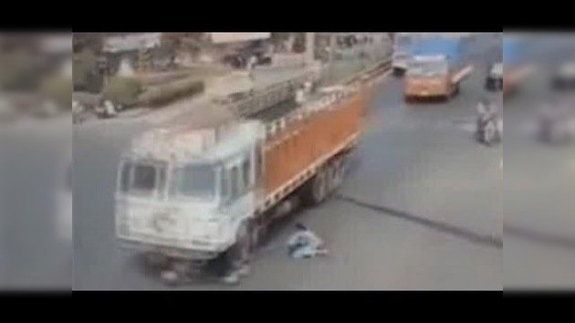 Mujer atropellada por un camión, milagrosamente ilesa