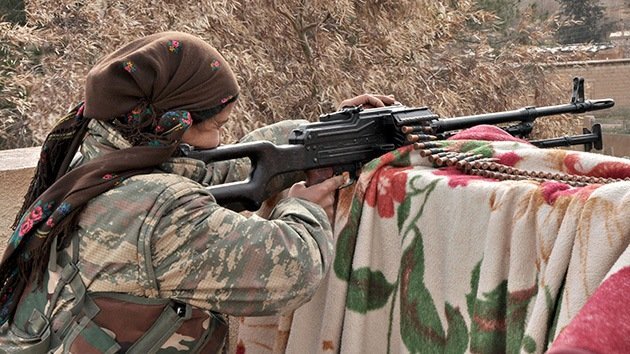 Abuelas kurdas se arman con fusiles Kaláshnikov para impedir el avance del EI