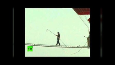 Un equilibrista chino cruza de un globo a otro por una delgada viga