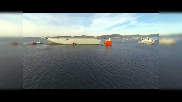 Espectacular embarque de un portaaviones de 27.000 toneladas en un carguero sumergible