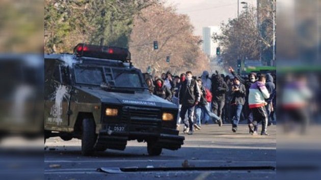 La policía chilena barre la protesta estudiantil con chorros de agua y gases 