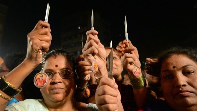 Un partido indio reparte cuchillos para "cortar manos de violadores"