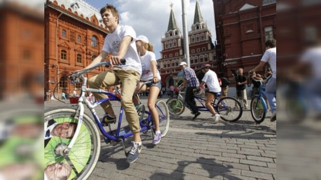 Apoyo al tándem en tándem: carrera de bicicletas a favor de Medvédev y Putin 