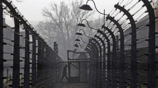 Un exguardia de Auschwitz es acusado de complicidad en 300.000 asesinatos