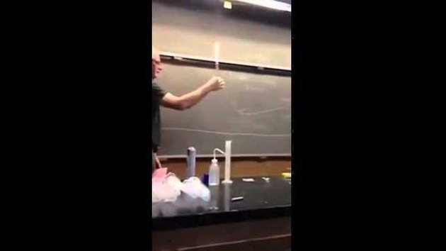 Un profesor de química se prende fuego ante la clase