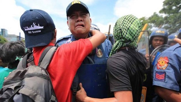 "Soy policía, solo estoy haciendo mi trabajo": agente filipino llora en plenas protestas