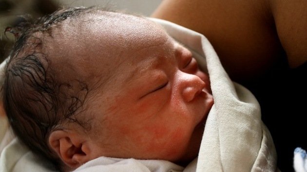 Nace un bebé en medio del caos causado por el tifón Haiyan en Filipinas