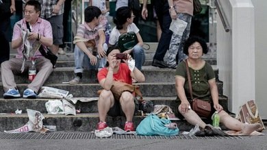 Guía de "turismo civilizado" para chinos: "No se lleven los salvavidas de los aviones"