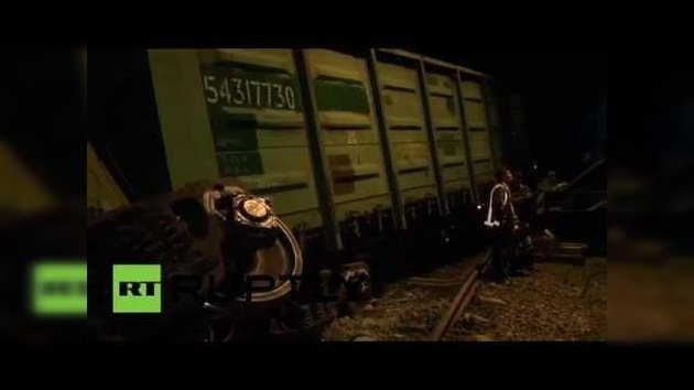 Un tren descarrila tras una explosión en la vía de ferrocarril en Donetsk