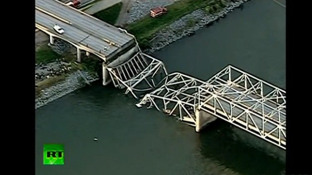 Video, Fotos: Se derrumba un puente en EE.UU., varios coches caen al agua