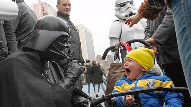 El 'lado oscuro' de los comicios en Ucrania: Darth Vader hace llorar a los niños de Kiev