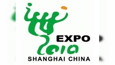 Un barco de botellas de plástico desembarca en la EXPO de Shanghái