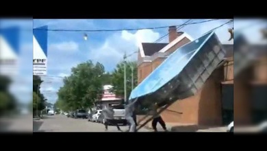 Piscina prefabricada se lleva por delante a un obrero en Argentina