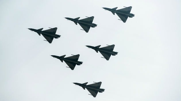 'Muralla china' en el cielo: Cien cazas ejecutan el mayor ejercicio aéreo de Pekín