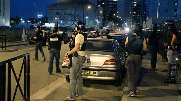 Video: Jóvenes musulmanes queman coches y se enfrentan a la Policía en París