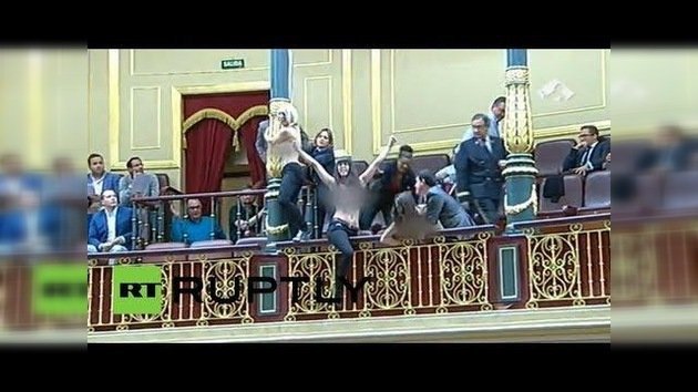 Activistas de Femen se desnudan delante de los diputados españoles en Madrid