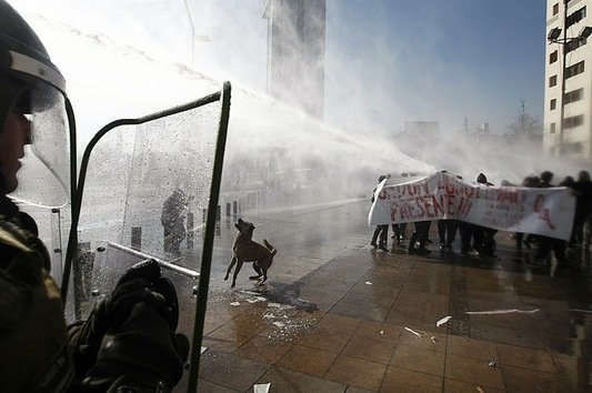 Fuego y piedras en las protestas estudiantiles en Chile