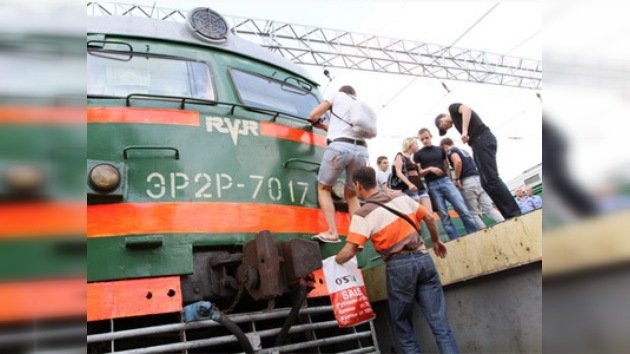 La policía rusa frustró los planes de jóvenes de ir encima de los trenes