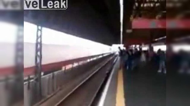 Una chica se tira debajo del tren para recuperar su teléfono