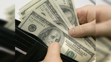 Un argentino recibe 'céntimos' por devolver un maletín con 11.600 dólares