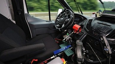 Video: Robots 'se sientan' al volante para probar los nuevos modelos de Ford