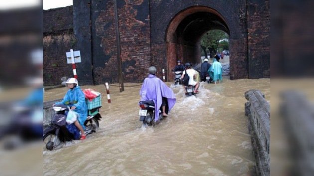 La peor inundación de la década en Vietnam se cobra unas 100 vidas