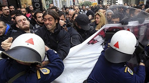 Fotos: Disturbios en las calles de Grecia contra la apertura de comercios en domingo