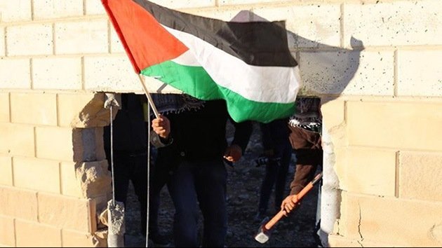 Fotos, video: Palestinos abren un boquete en el muro de Cisjordania