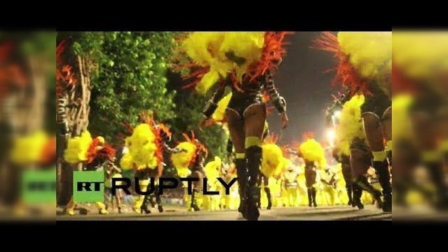 Brasil: Magníficos bailarines iluminan la noche en el carnaval de Río