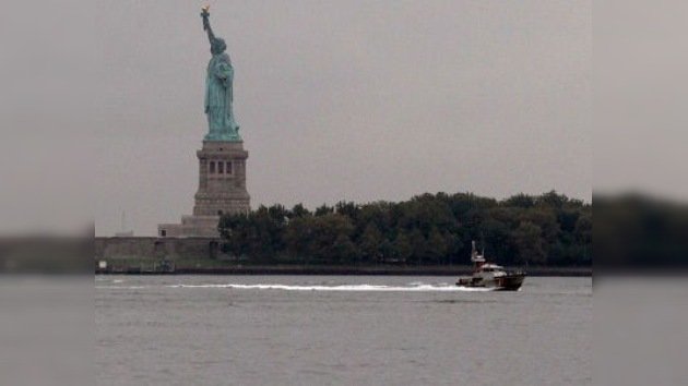 Una embarcación vuelca cerca de la Estatua de Libertad en Nueva York