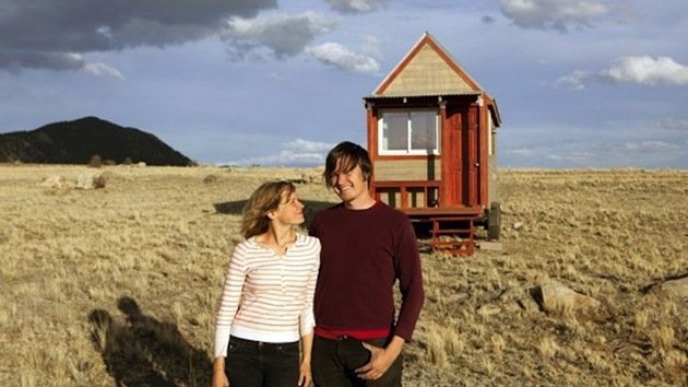 Una pareja de EE.UU. enseña a construir una casa para escapar de los lazos financieros