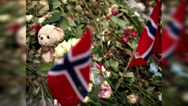 Noruega recuerda a sus víctimas un mes después de la matanza